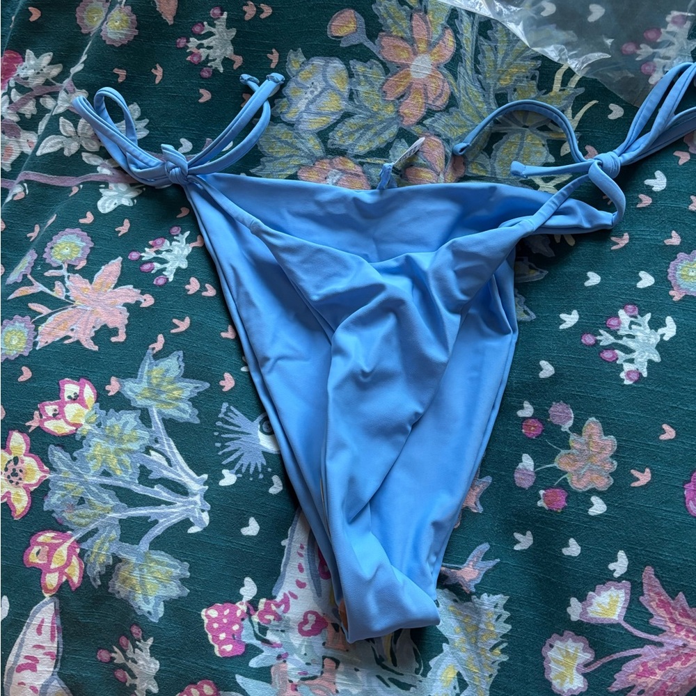 Sky blue string bikini - Picture 2 of 3